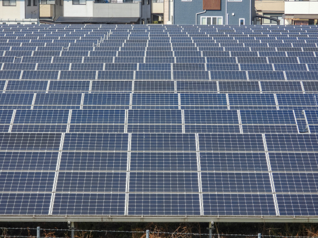 法人の太陽光発電導入数は70万5000件に、増加の一途をたどる理由とは？